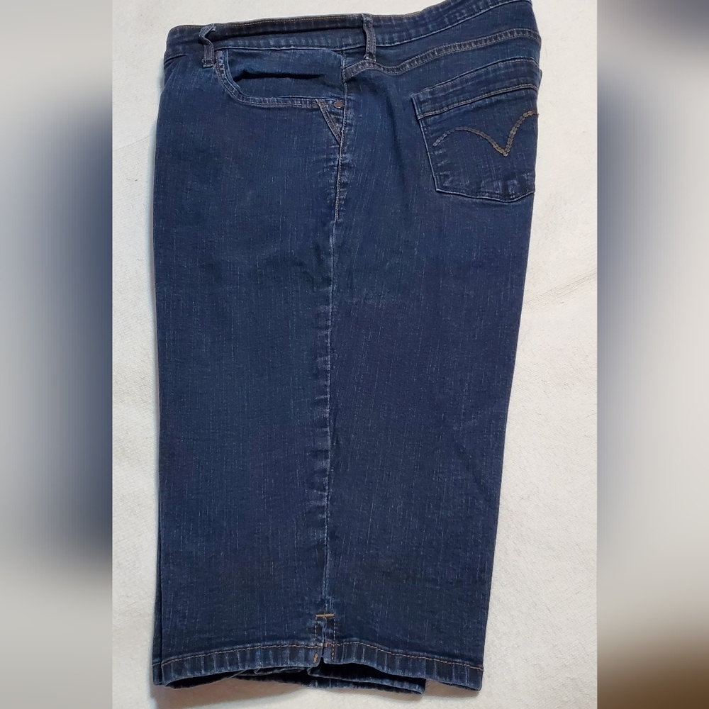 Levi's Indigo Women's Denim Bermudas. Lengthn 15". Sz 24
